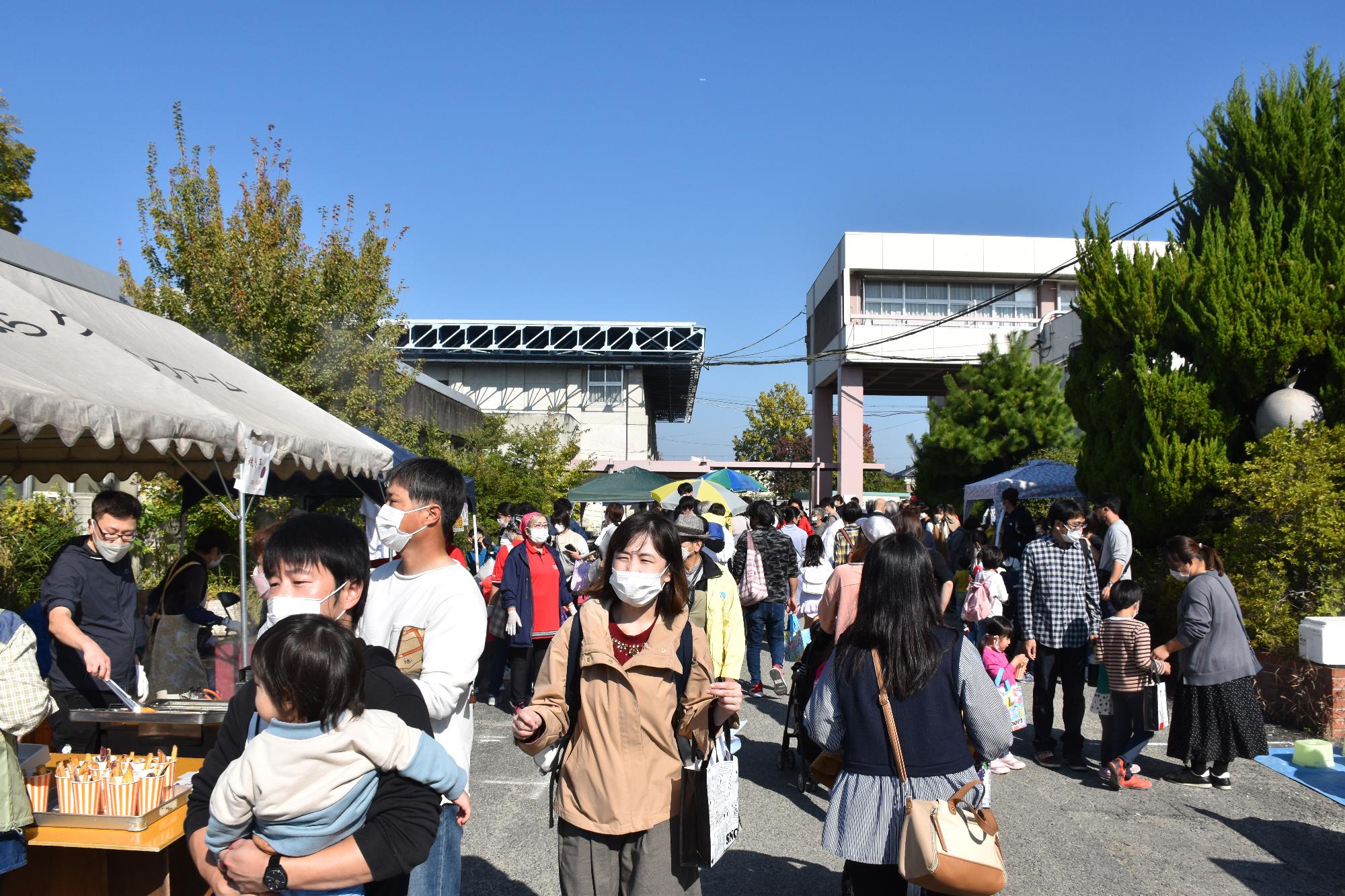 模擬店に並ぶ大勢の人々