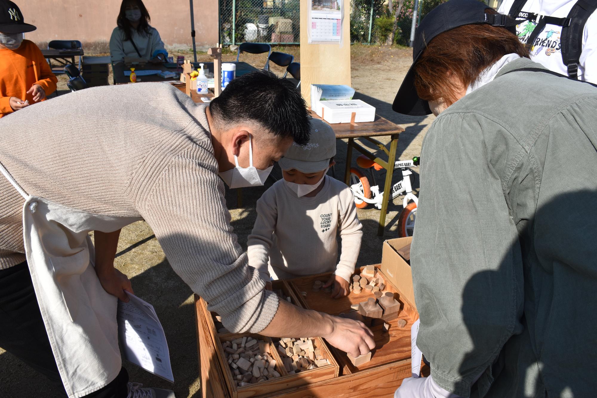 動物の置物作りに端材を選ぶ参加者