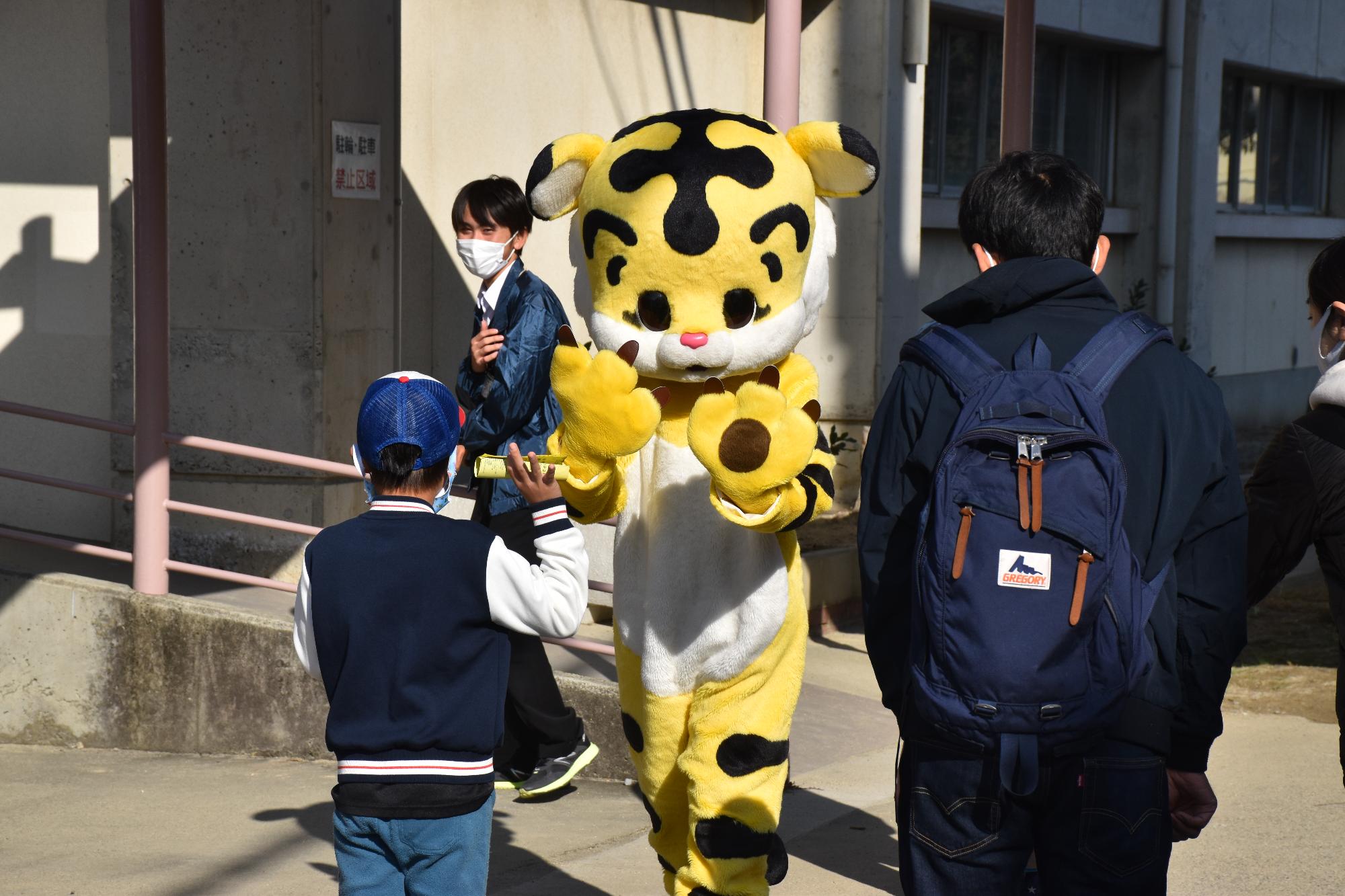 着ぐるみの虎とじゃれる子供