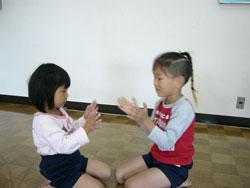 歌いながら手遊びをしている女の子2人の写真