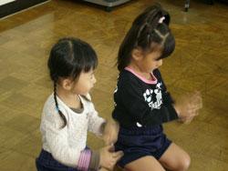 手遊びをしている女の子2人の写真