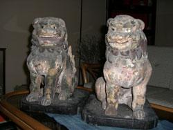 薬園八幡神社に祀られている2匹の狛犬の石像の写真