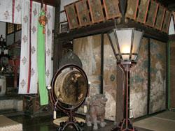 歴史を感じる襖や複数の肖像画がある薬園八幡神社の拝殿の写真
