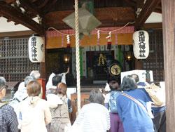 薬園八幡神社でお参りをする参加者の写真