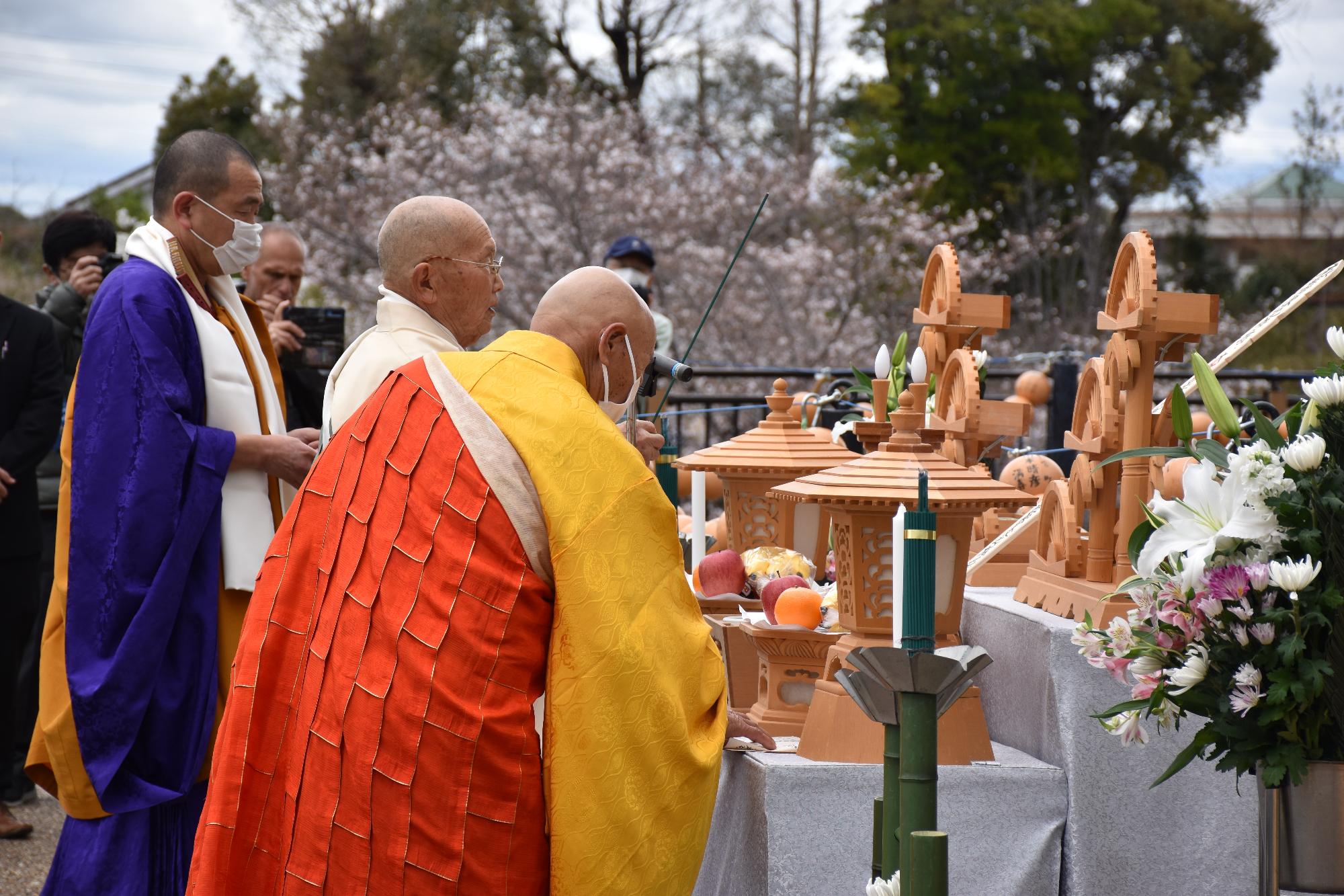 数珠くり法要で祭壇前で読経をする僧侶3人