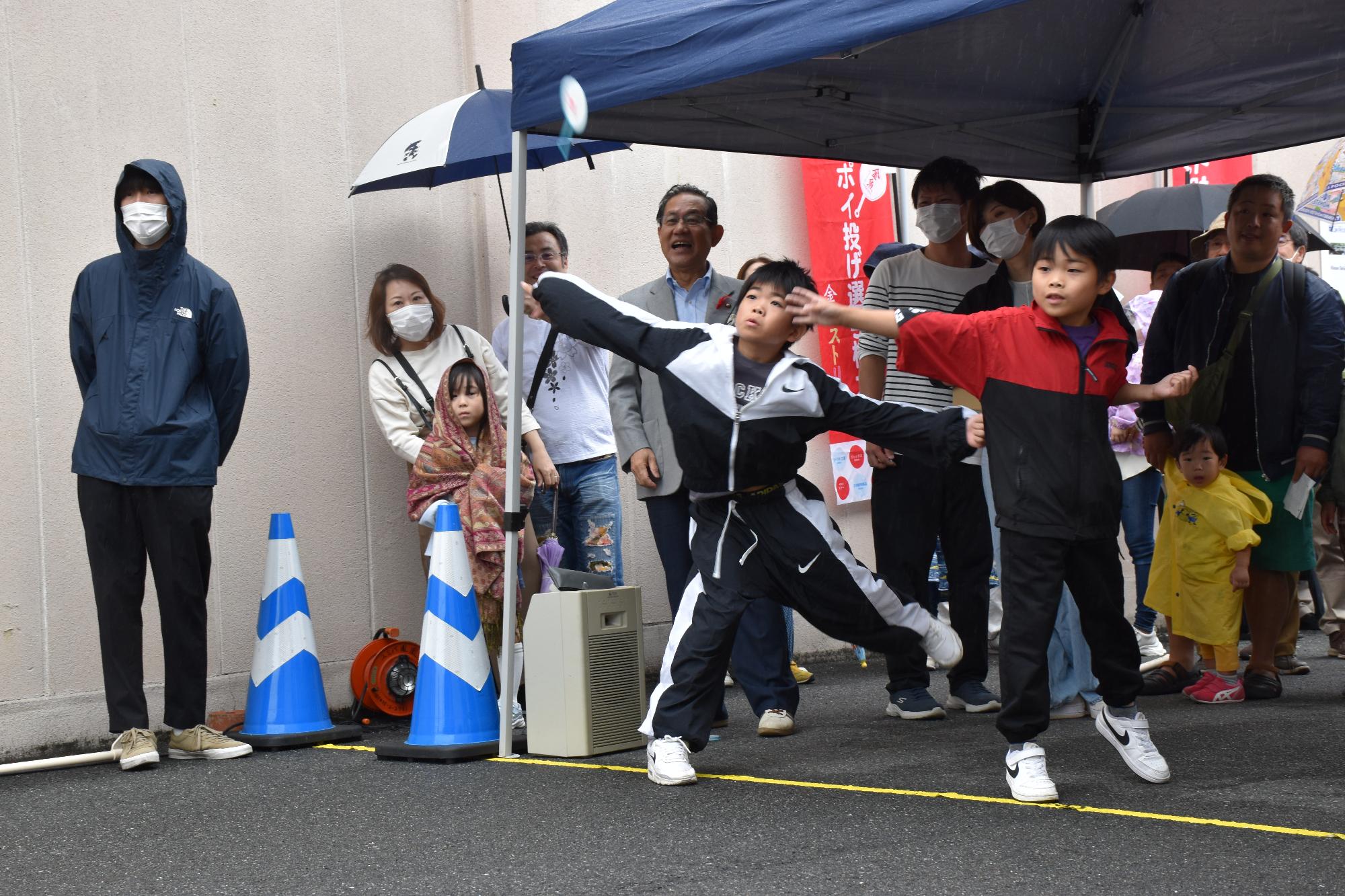 ポイ投げ選手権でポイを投げる参加者