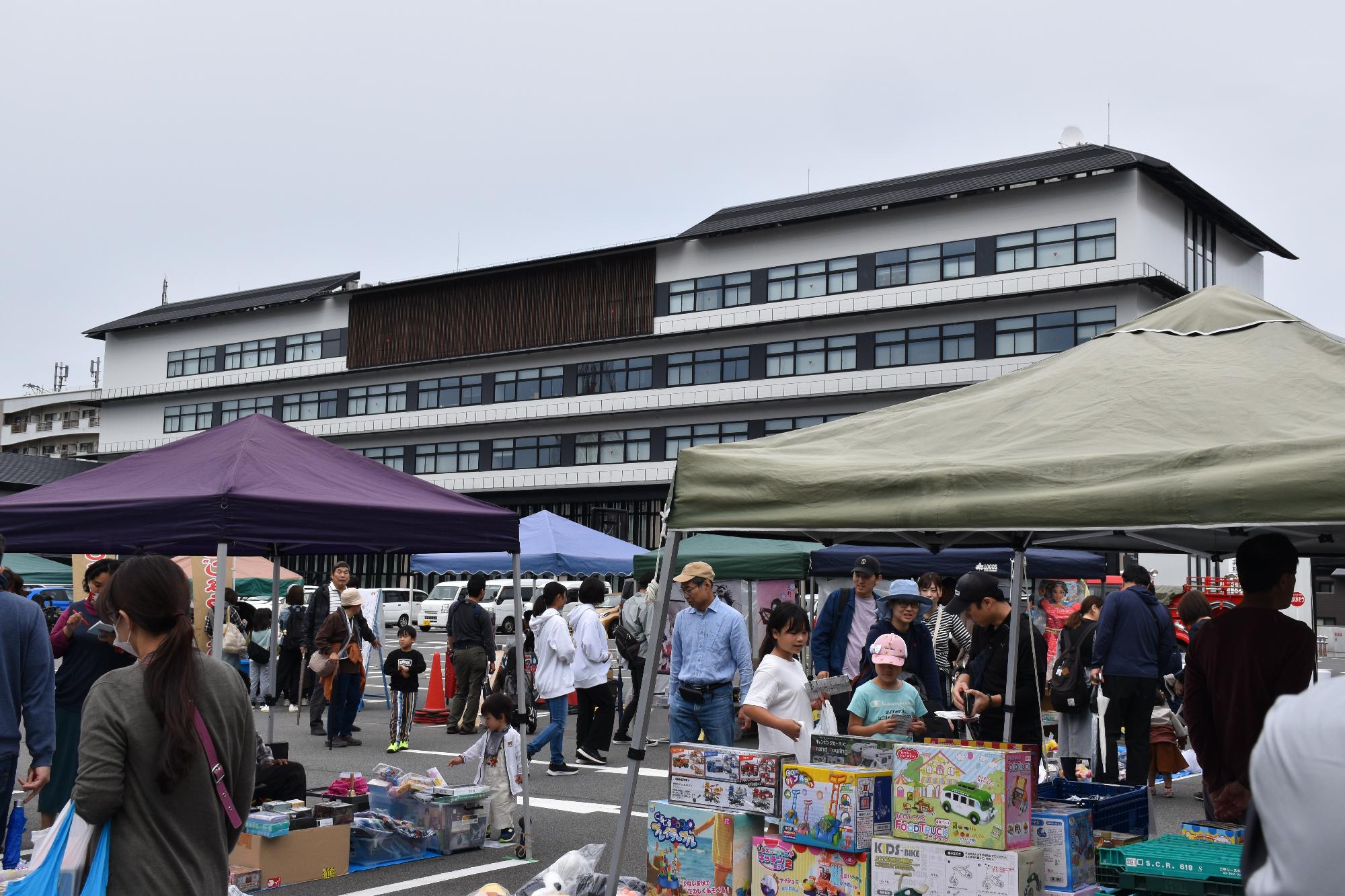 市役所駐車場を会場として出店する店舗のテントと来場者