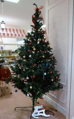 クリスマスツリーの根本に白いトナカイのモチーフが付いている写真