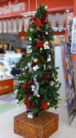 リボンや雪だるまなどの複数のモチーフが飾りつけされたクリスマスツリーの写真