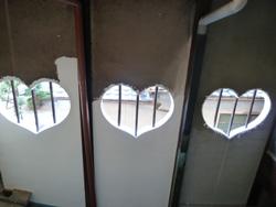 建物の内部から見た3つのハート形の窓の写真