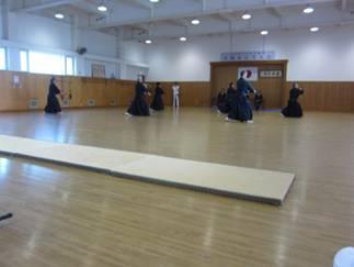 体育館で剣道の演舞をしている様子の写真