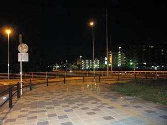 右カーブの夜の広い歩道の写真