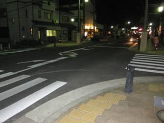 左と右に別れた2つの夜の横断歩道の写真