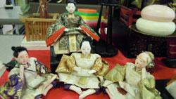 人の人形が中心にあり、斜め上に二段の餅が飾ってある写真