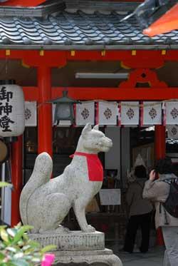 神社の前の犬の彫像の写真
