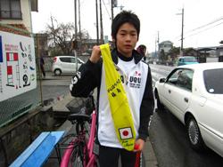 黄色いタスキをかけている中学生ランナーの写真