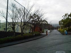 奈良産業大学構内の開かれた道の写真