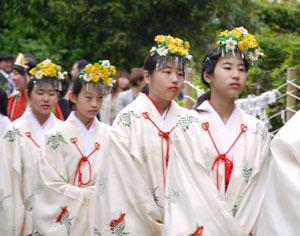 着物を着て、頭に花の飾りをつけた中学生くらいの女の子たちの写真
