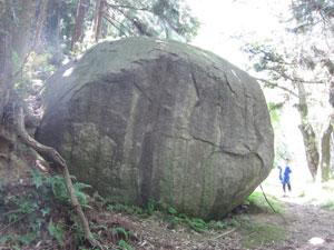 巨大な丸い岩の写真
