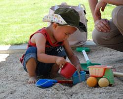 男の子が砂場で遊んでいる写真
