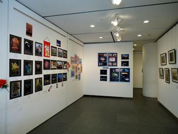 白い壁に黒い枠の写真が展示されている展示スペースの写真