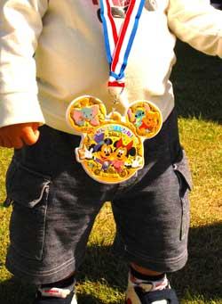 ミッキーのメダル小さい子どもがしている、首から下の写真