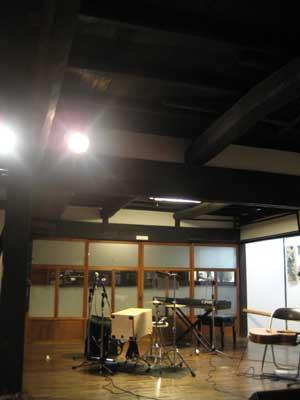 日本家屋の室内に置かれた演奏機材の写真