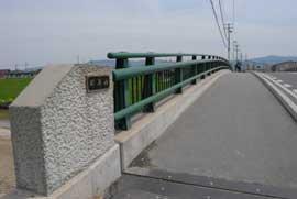 緑色の手すりの郡界橋の歩道の写真