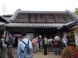 元庄屋の鈴村邸を見学する参加者たちの写真