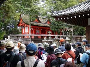 鏡作神社の本殿とたくさんの参加者たちの写真