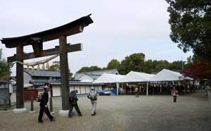 左側に鳥居、右奥に白いテントがある多神社イベント会場の遠景写真