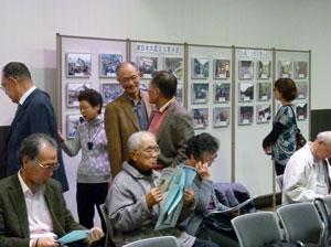 台風12号災害派遣、東日本大震災派遣に関するパネル展示に集まる人たちの写真