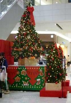 階段下に飾られる装飾の施されたクリスマスツリーの写真