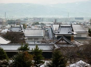 奈良の里山と街並みを背景に写る郡山城追手向櫓の写真