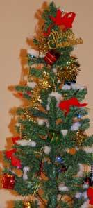 きれいな飾りが付けられたクリスマスツリーの写真