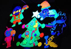 クリスマスツリーとアンパンマンとアンパンマンの仲間たちが描かれた光っているブラックパネルの写真