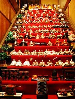 15段の雛人形が階段一面に置かれている写真
