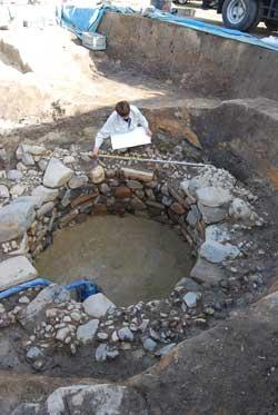 居仕組み井戸で右手で作業をする一人の男性の写真
