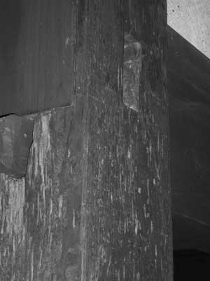 木組みの柱に、無数の傷が縦に入っているモノクロ写真