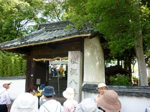 植槻八幡神社の門に集う再発見メンバーの人たちの写真