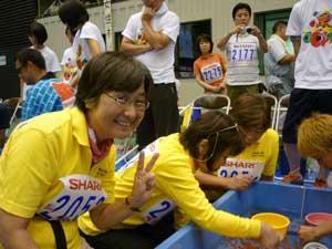 同じ黄色のシャツを着ている3人組の女性の参加者の様子の写真