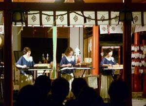 3人の女性が琴を並んで演奏している写真