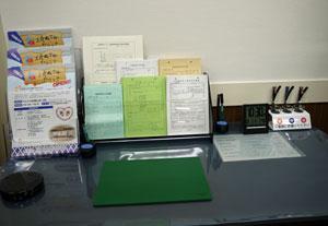 各種申請書類が置かれた証明書発行手続きのコーナーの写真