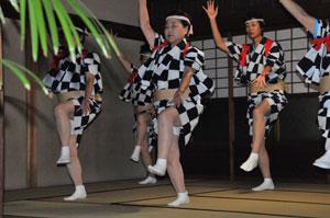 法被を着て江戸伝統芸能かっぽれを踊っている5人の男女の写真