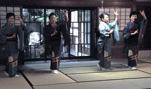 和室で和服を着て踊っている女性4人の写真