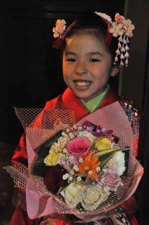 花束を抱えた和服の女の子の写真