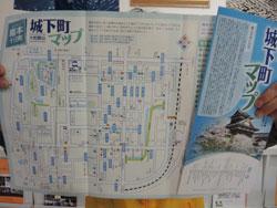 城下町マップを手で開いた地図の写真
