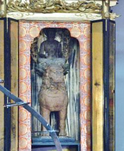 県指定文化財の木造文殊菩薩騎獅像の全貌の写真
