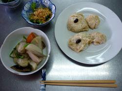 金魚のいなり寿司とのっぺ煮、その他副菜1品が写っている写真