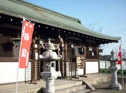 左に赤い旗がある柳澤神社の拝殿